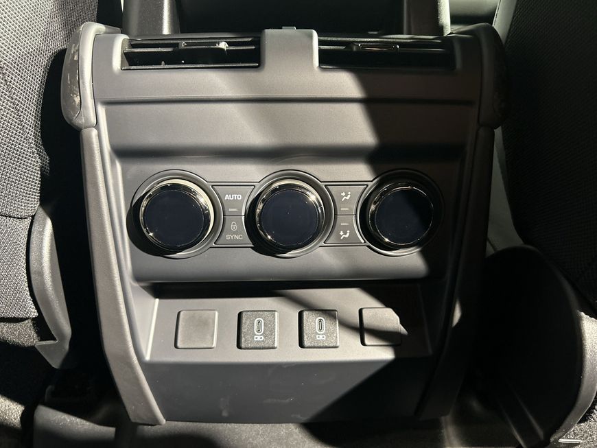 Land Rover Defender 110 P635 Octa Black foto 17