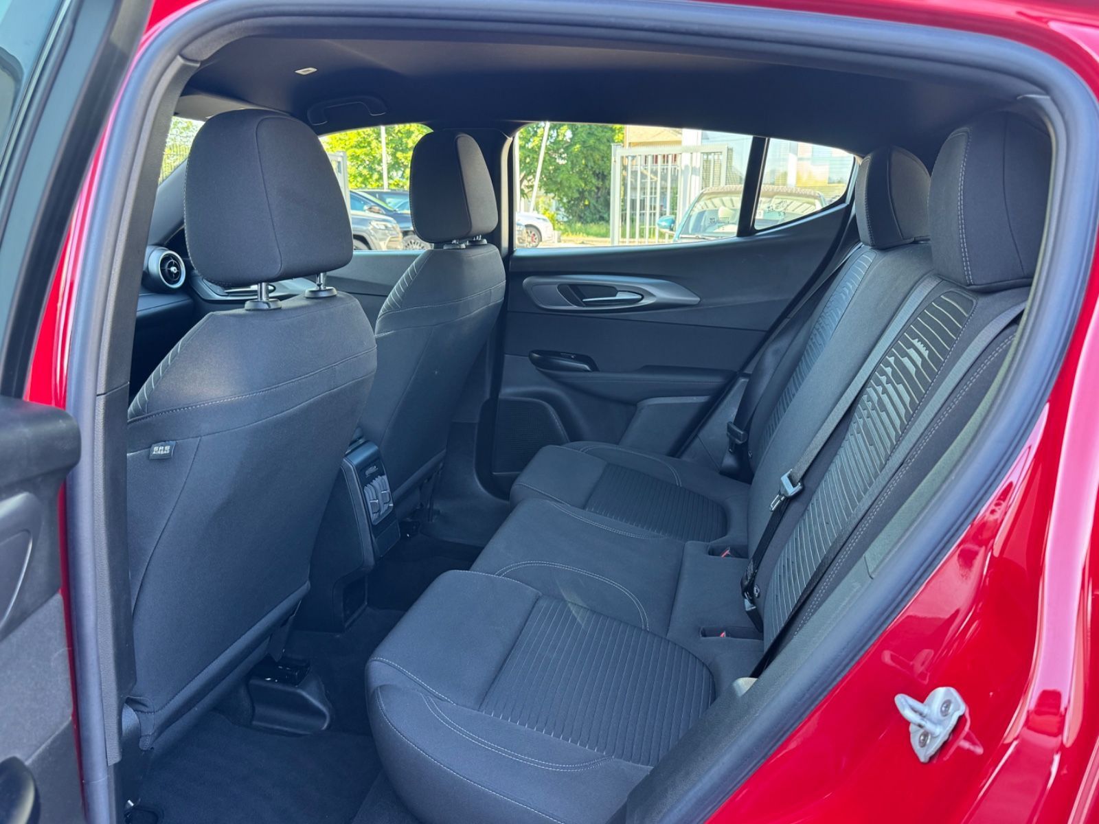 Fahrzeugabbildung Alfa Romeo Tonale Super/LED/CarPlay/PDC/Tempomat/KlimaAuto/