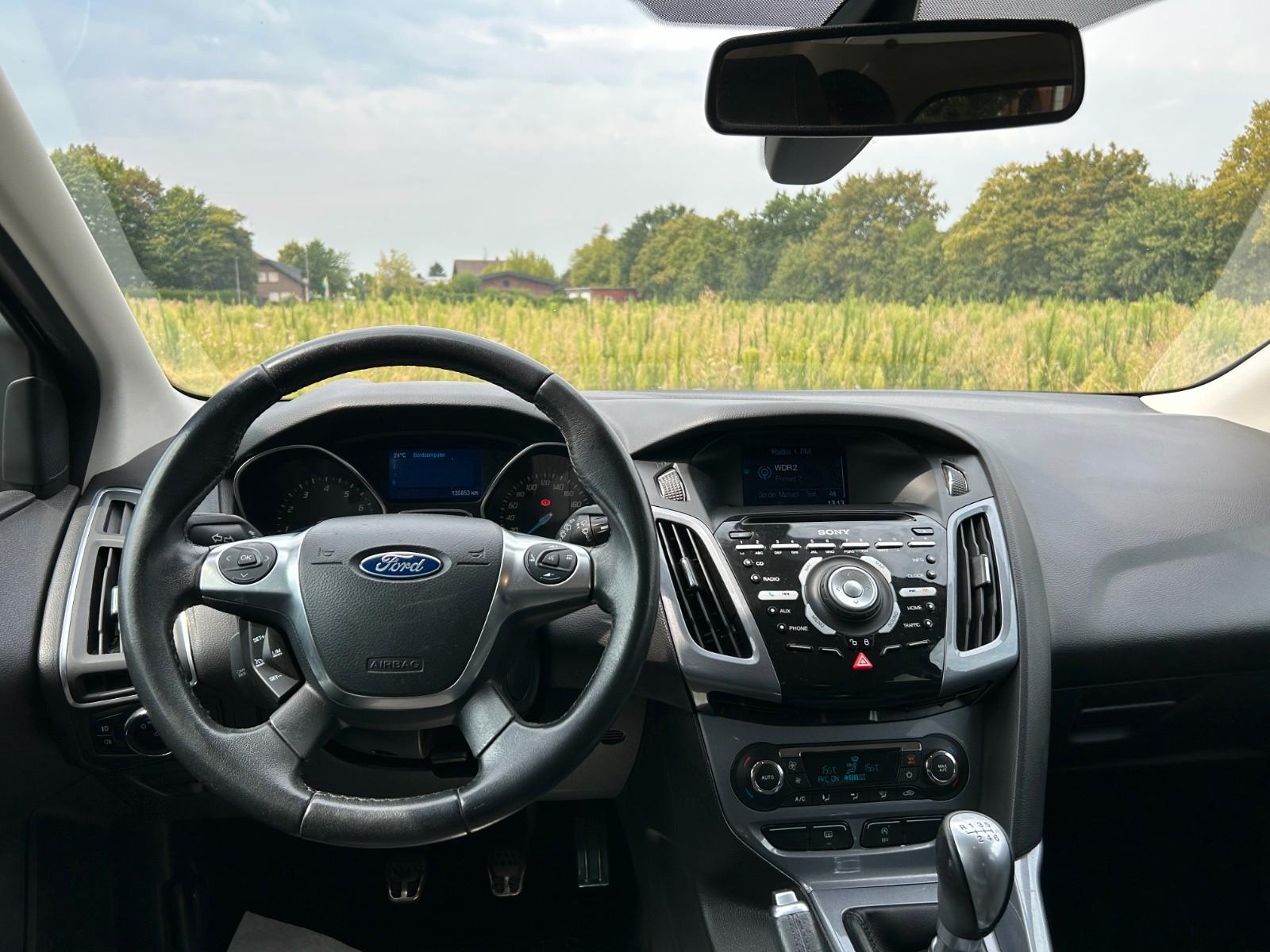 Ford Focus 2013 — photo 17