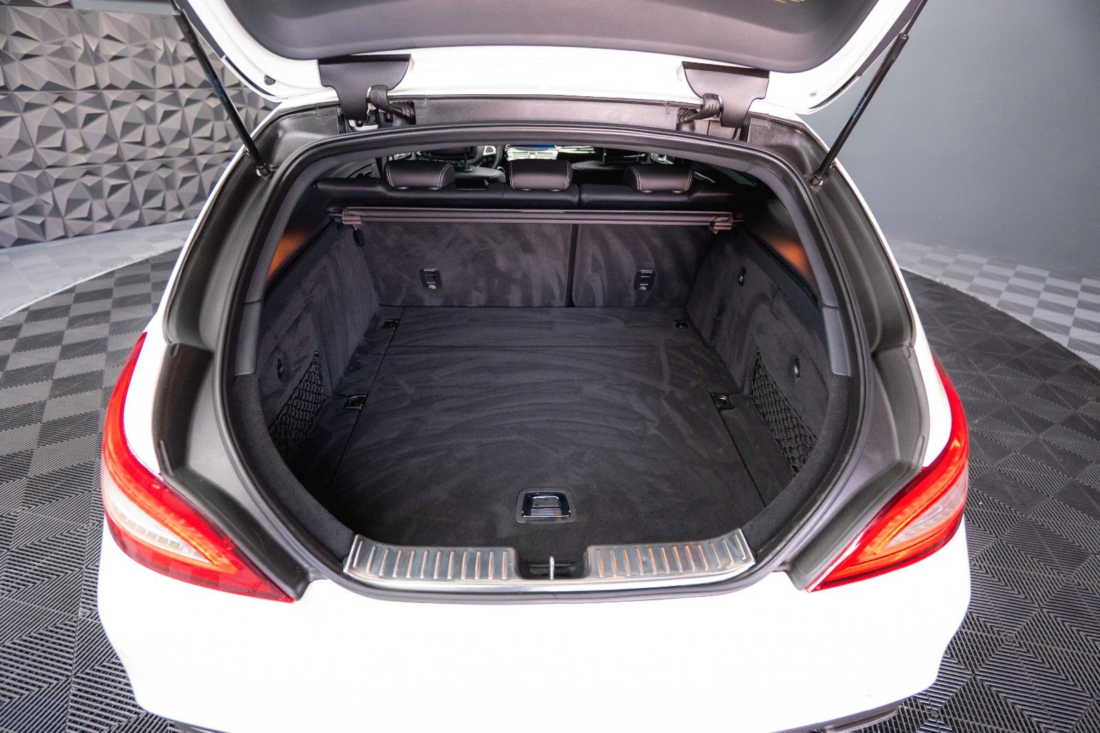 Fahrzeugabbildung Mercedes-Benz CLS 400 Shooting Brake AMG Night-Paket Designo