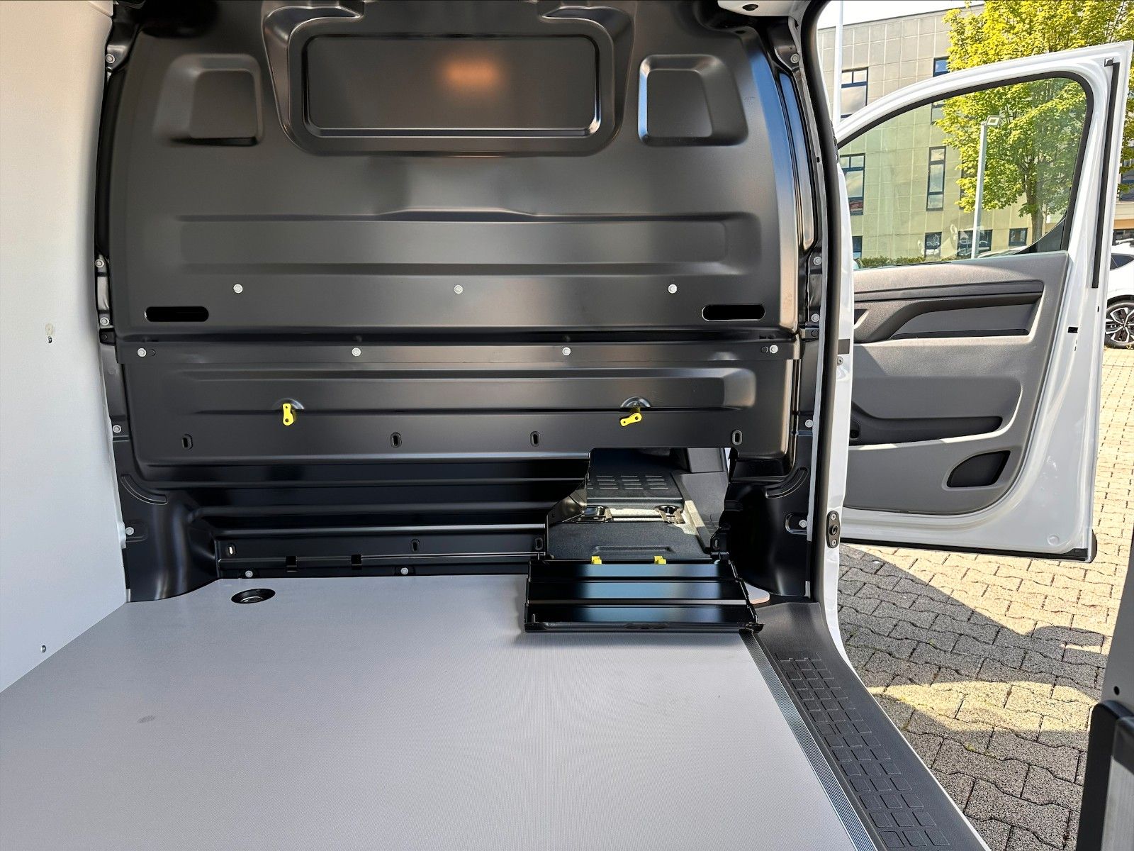 Fahrzeugabbildung Citroën e-Jumpy Kasten Club XL L3H1 75KWh