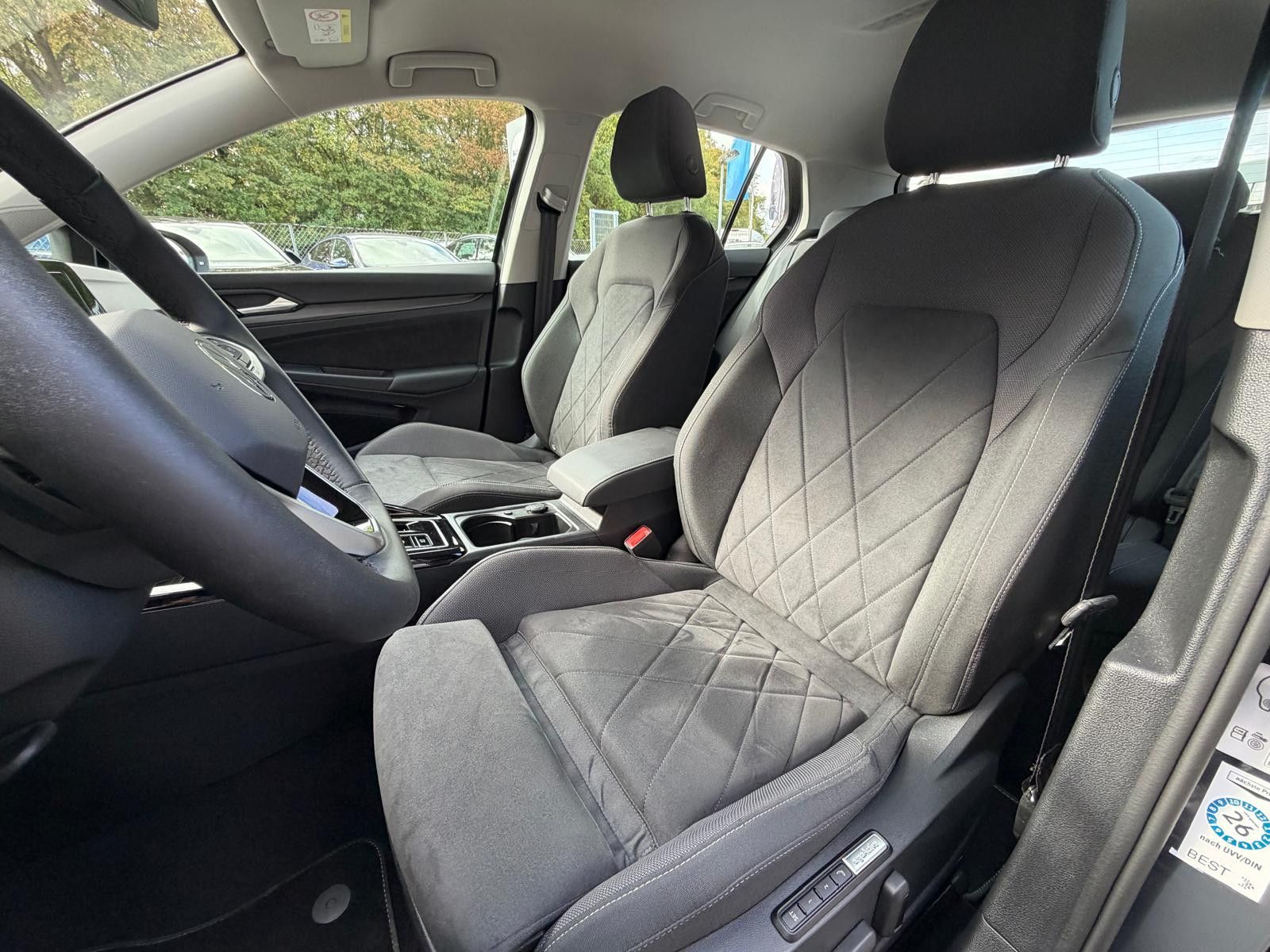 Fahrzeugabbildung Volkswagen Golf 2.0 TDI Style DSG >ALCANT+MEMO+LED+SHZ+ACC+