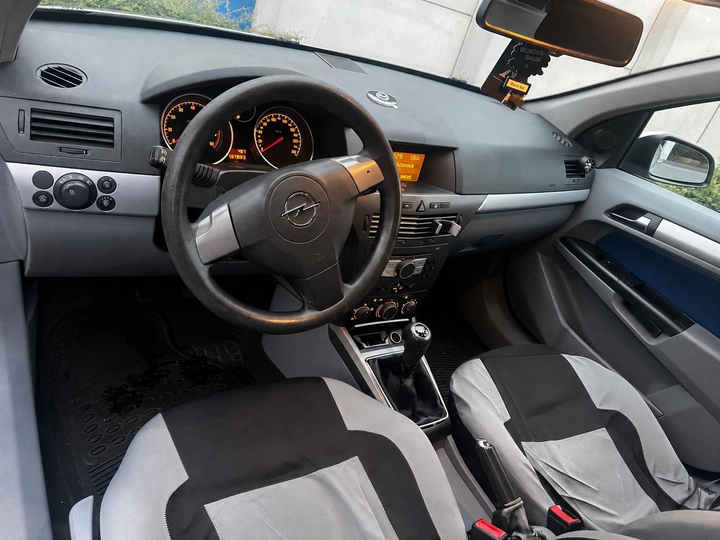 Opel Astra 2004 — interior
