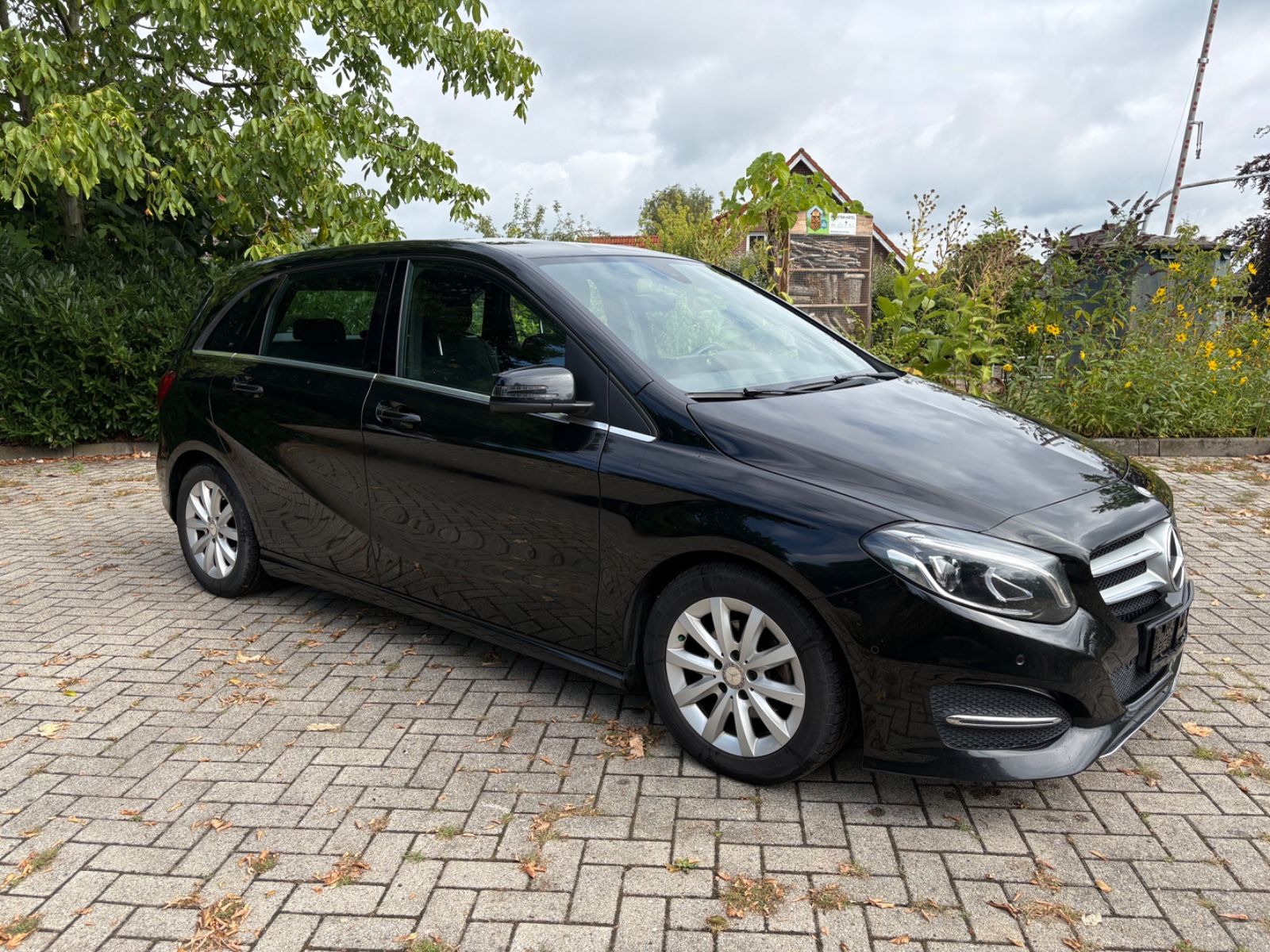 MERCEDES-BENZ B 180