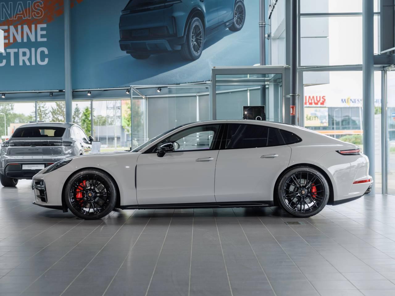Porsche Panamera GTS 368kW / 500hp 