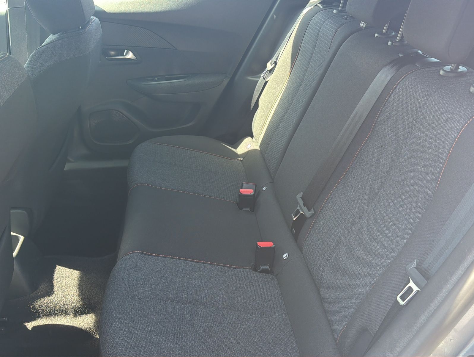 Fahrzeugabbildung Peugeot 2008 Hybrid 136 PS Style