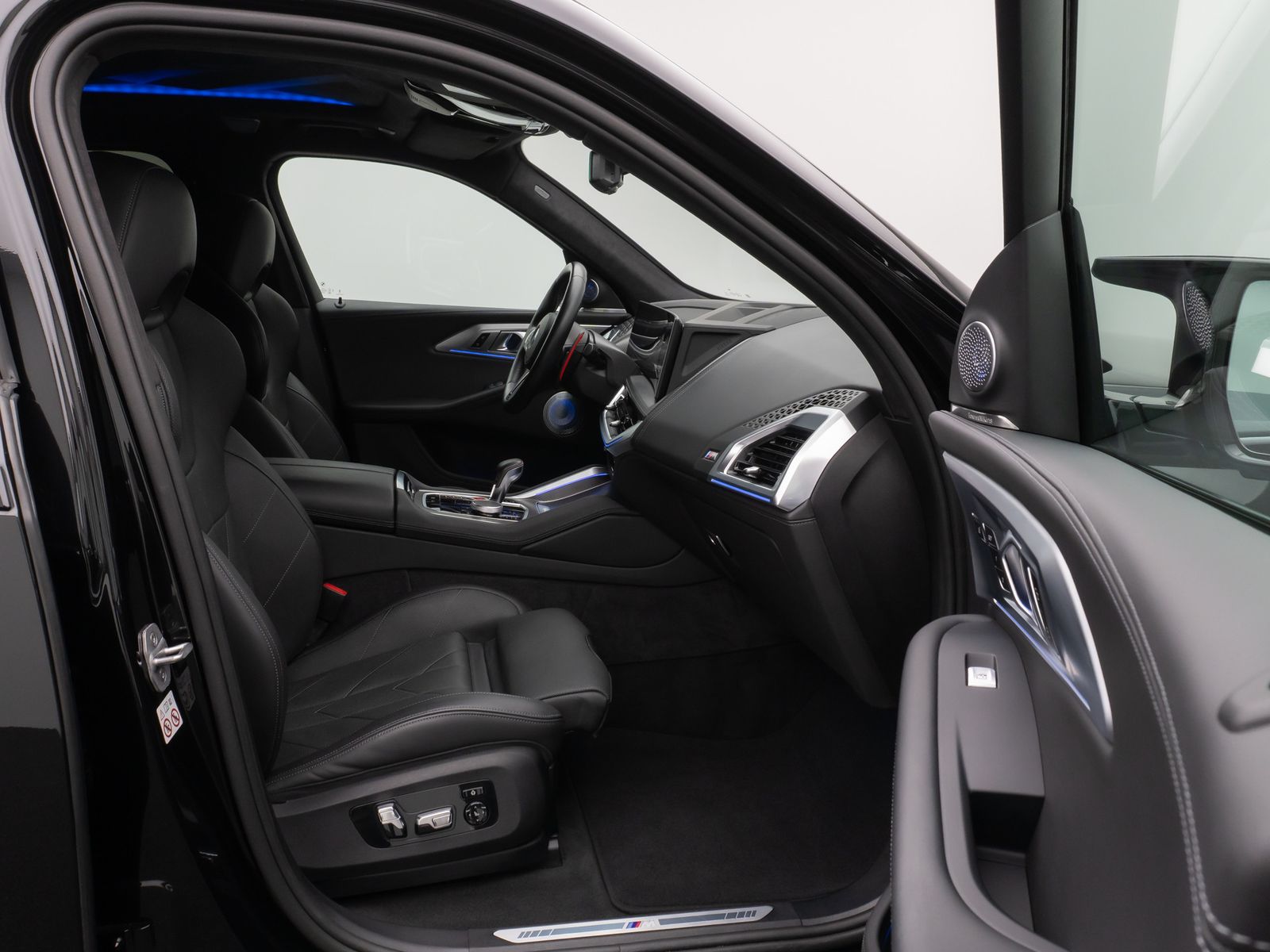 Fahrzeugabbildung BMW XM 360° HUD DAB B&W Massage SoftCl AHK 23Zoll