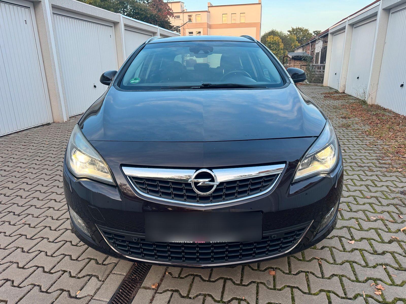 Opel Astra 2011 — rear view