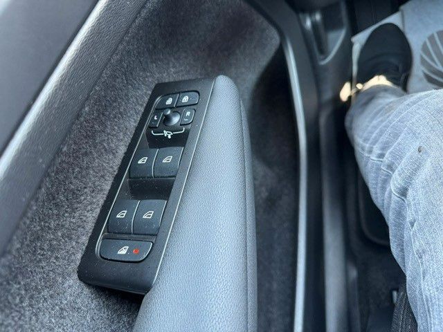 Fahrzeugabbildung Volvo XC 40 Momentum Core Assistenten AHK LED