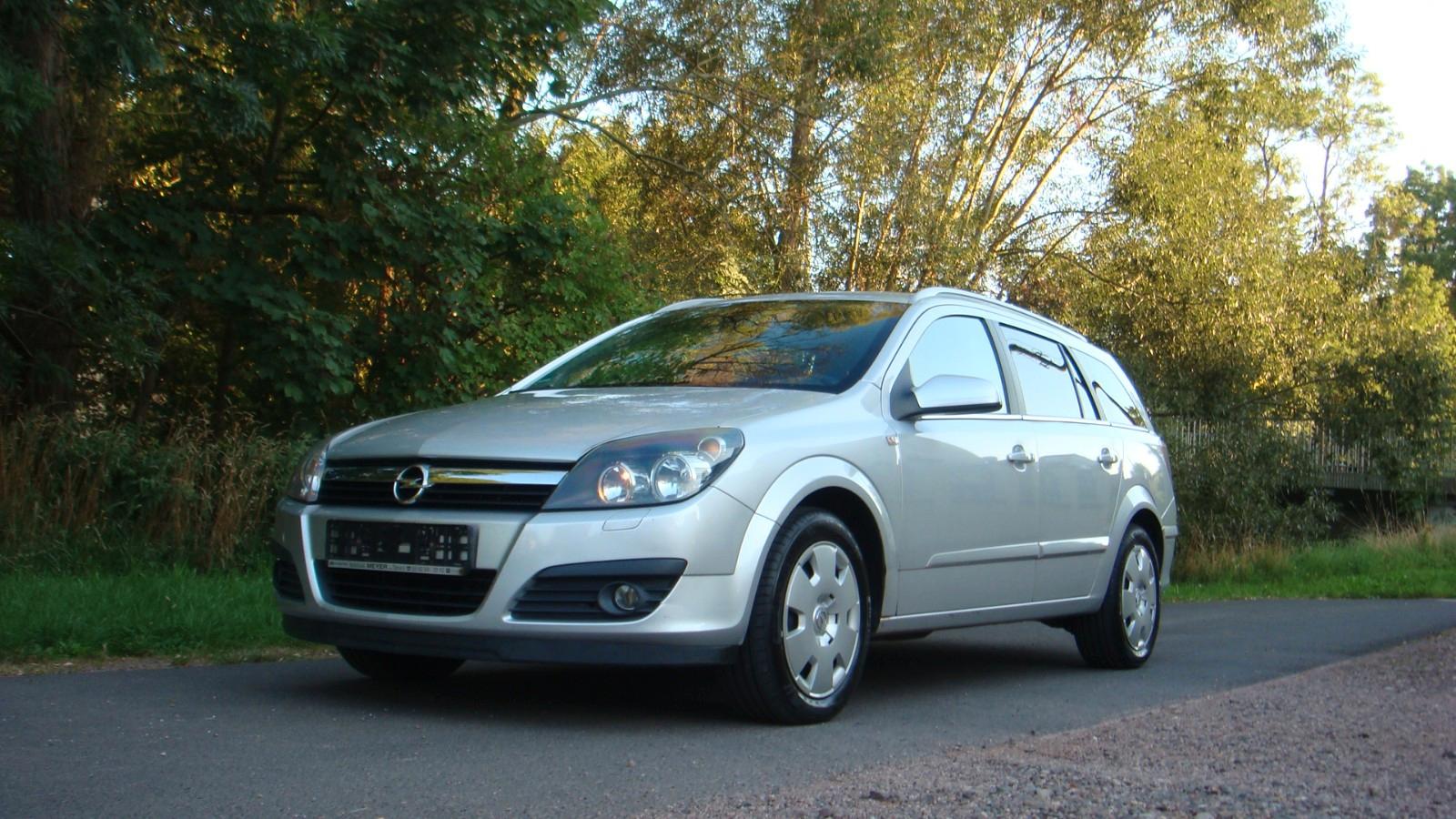 Opel Astra 2006 — rear view