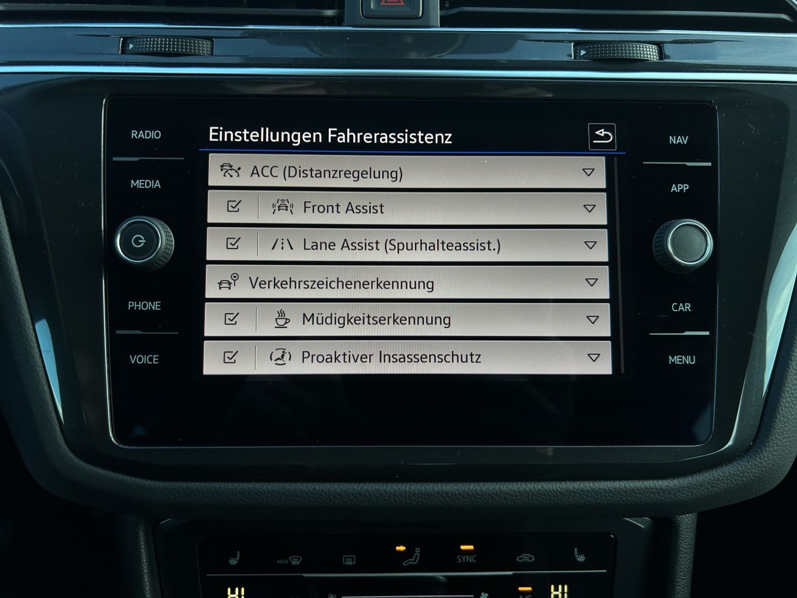 Fahrzeugabbildung Volkswagen Tiguan TSI Life LED ACC SH LRHzg PDC 18" WeConne