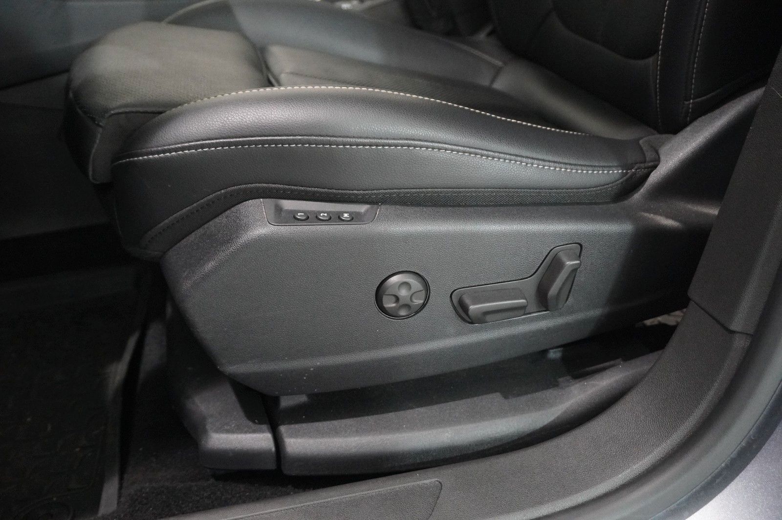 Fahrzeugabbildung Opel Grandland 1.5D ELEGANCE NAVI/LED/KAMERA/SPORT/SH