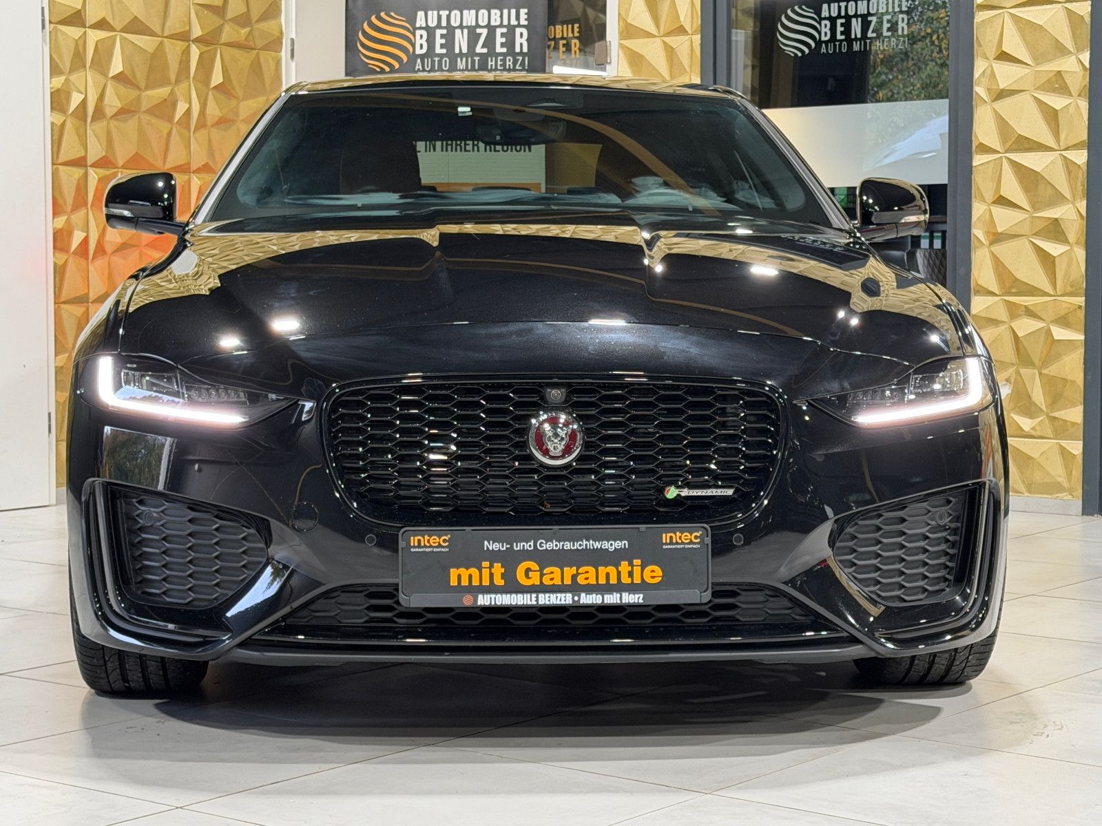 Fahrzeugabbildung Jaguar XE R-Dynamic Black/360°/NAVI/APPLE/SOUND/SHZ