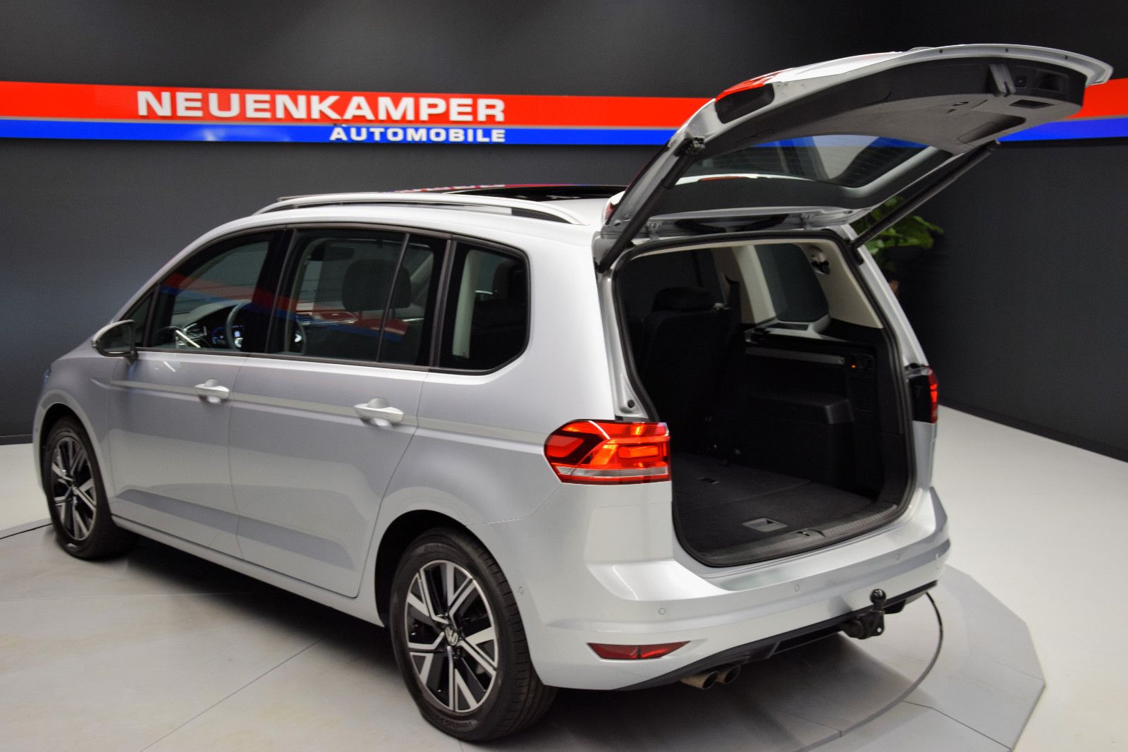 Fahrzeugabbildung Volkswagen Touran Comfortline DSG EasyOpen 7-Sitze ACC Pano