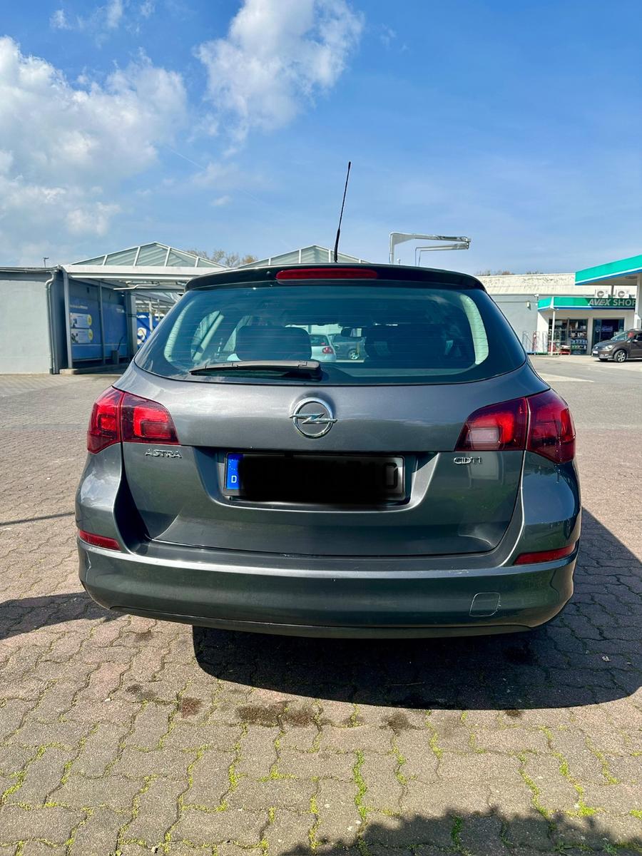 Opel Astra 2011 — photo 10
