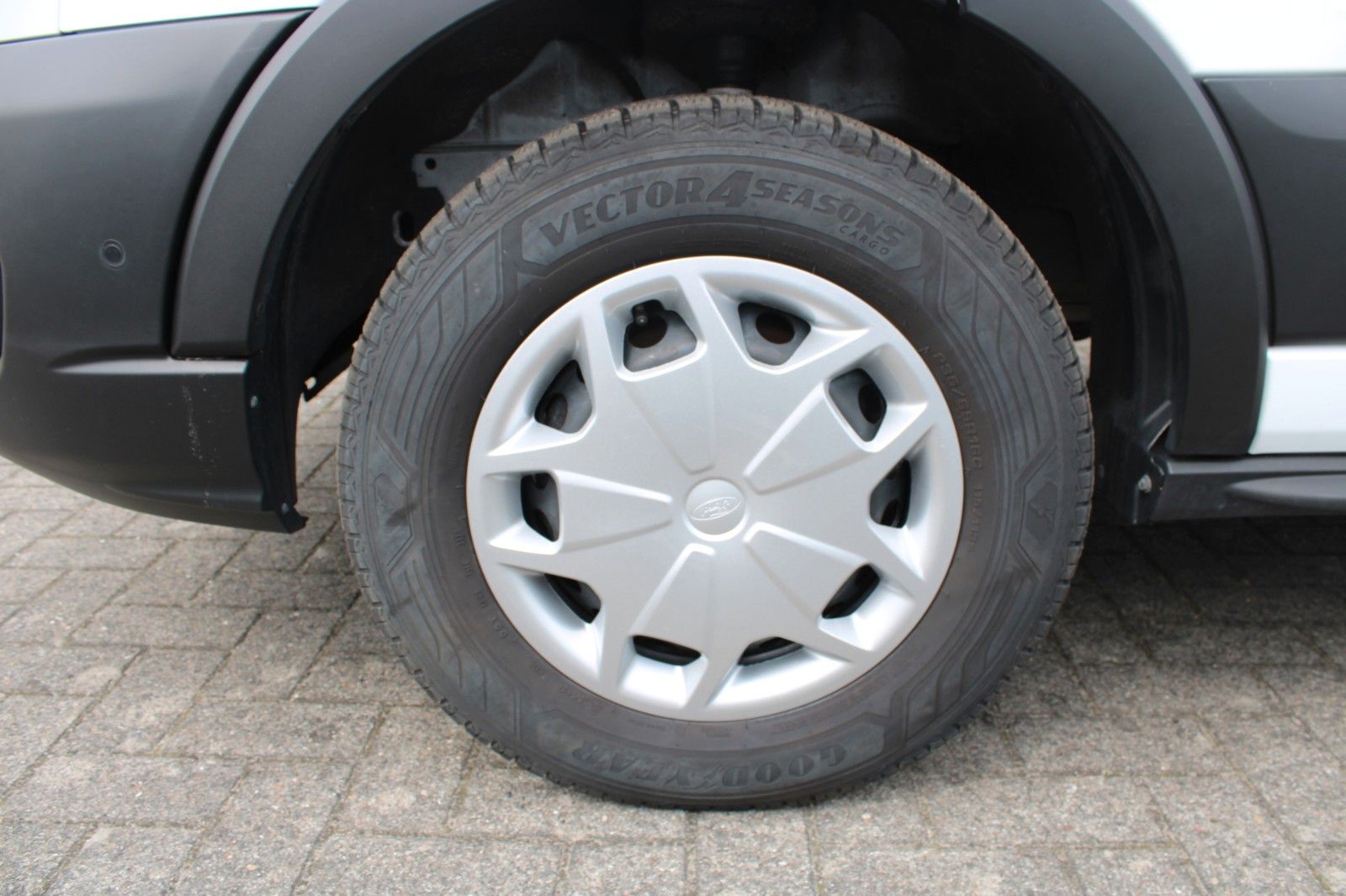 Fahrzeugabbildung Ford Transit 330 L2 TREND Kasten LKW NAVI CAM ACC uvm