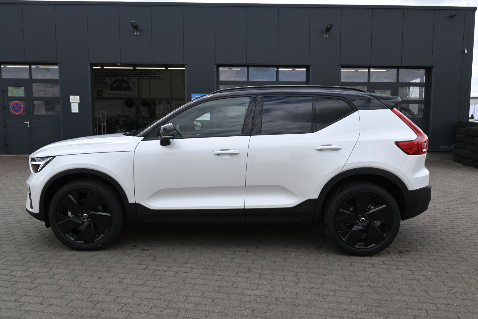 Fahrzeugabbildung Volvo XC40 B4 DKG Plus Black Edition*FSHZG*H&K*ACC*AHK