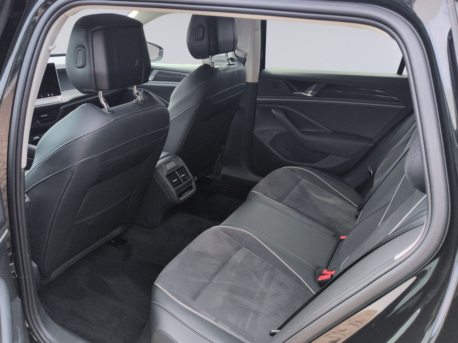 Passat Variant 1.5 eTSI DSG Business AHK+NAVI