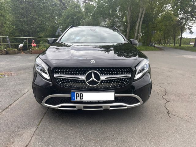 MERCEDES-BENZ GLA 220 d AMG-Opt. Navi 8-Fach ber. Top zustand