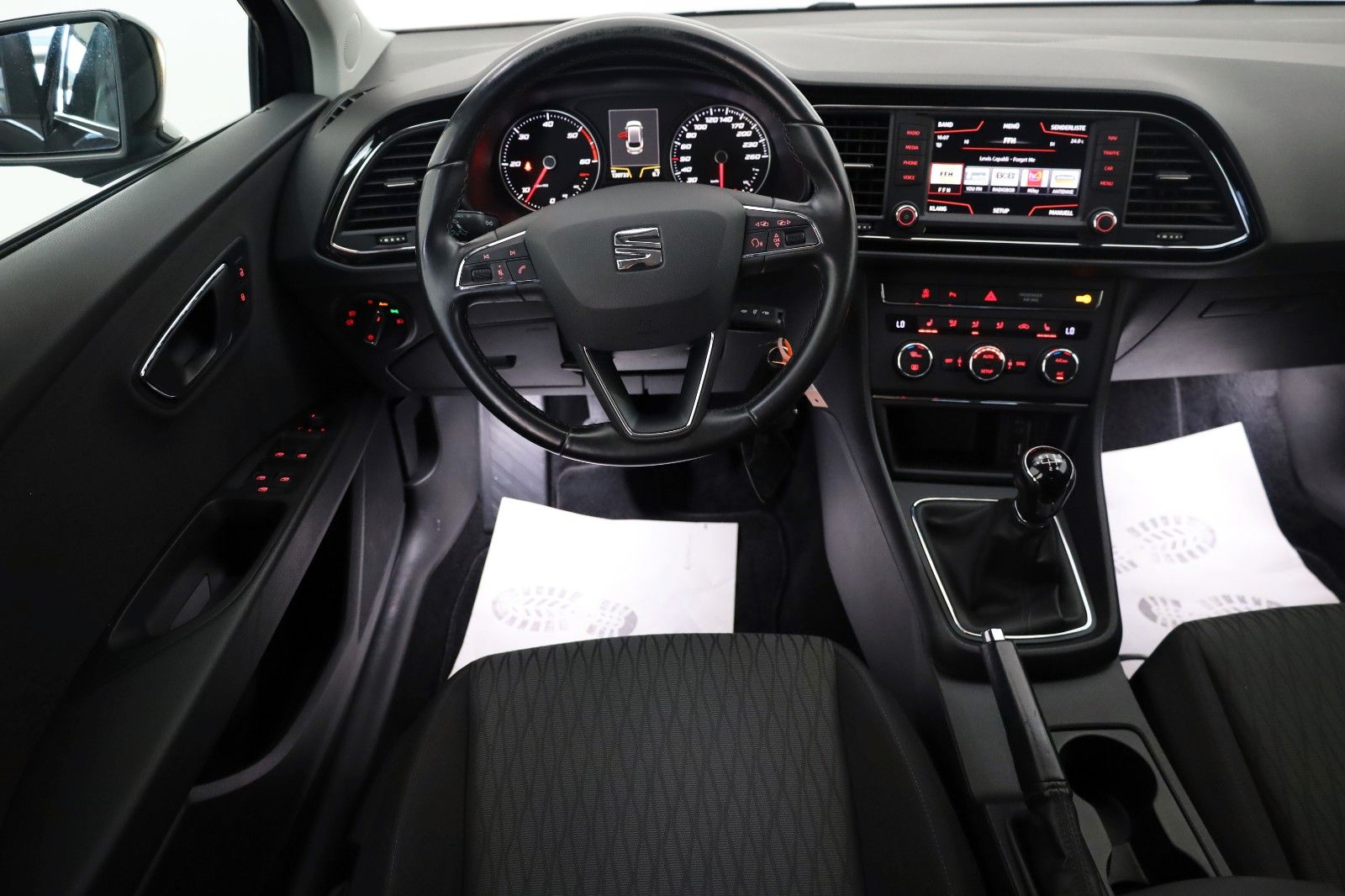 Fahrzeugabbildung SEAT Leon ST Style Navi,SH,PDC,AHK,8-fach bereift!