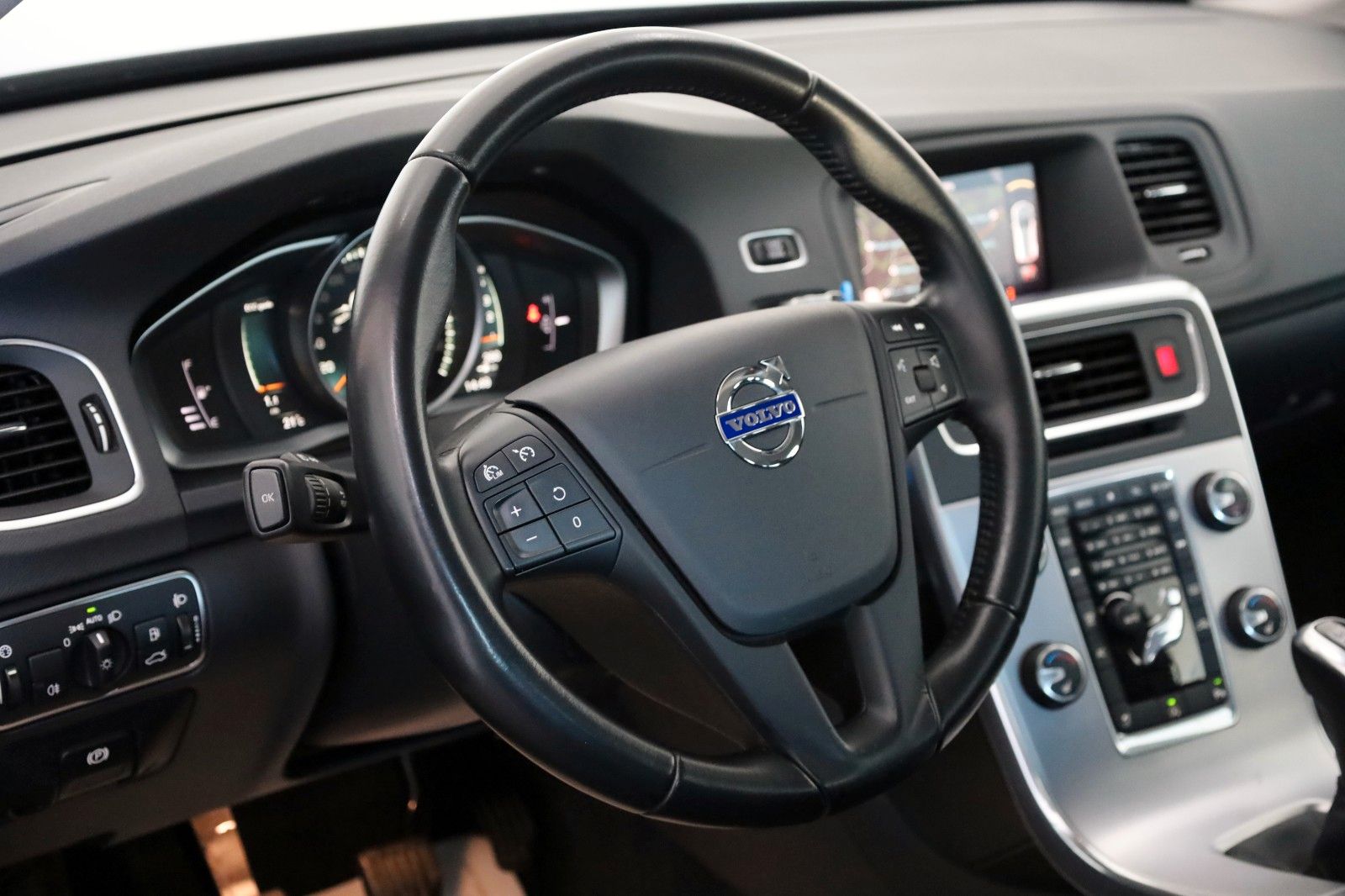 Fahrzeugabbildung Volvo V60 Kombi Linje Business T.Leder,Navi,SH,PDC