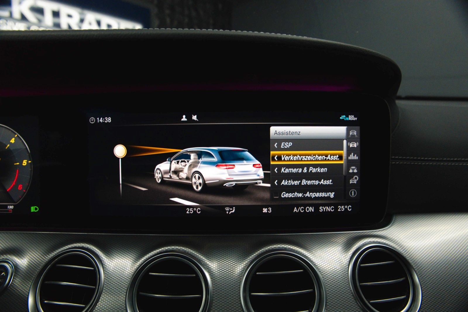 Fahrzeugabbildung Mercedes-Benz E 400d T 4Matic AMG Night-Paket ACC Widescreen
