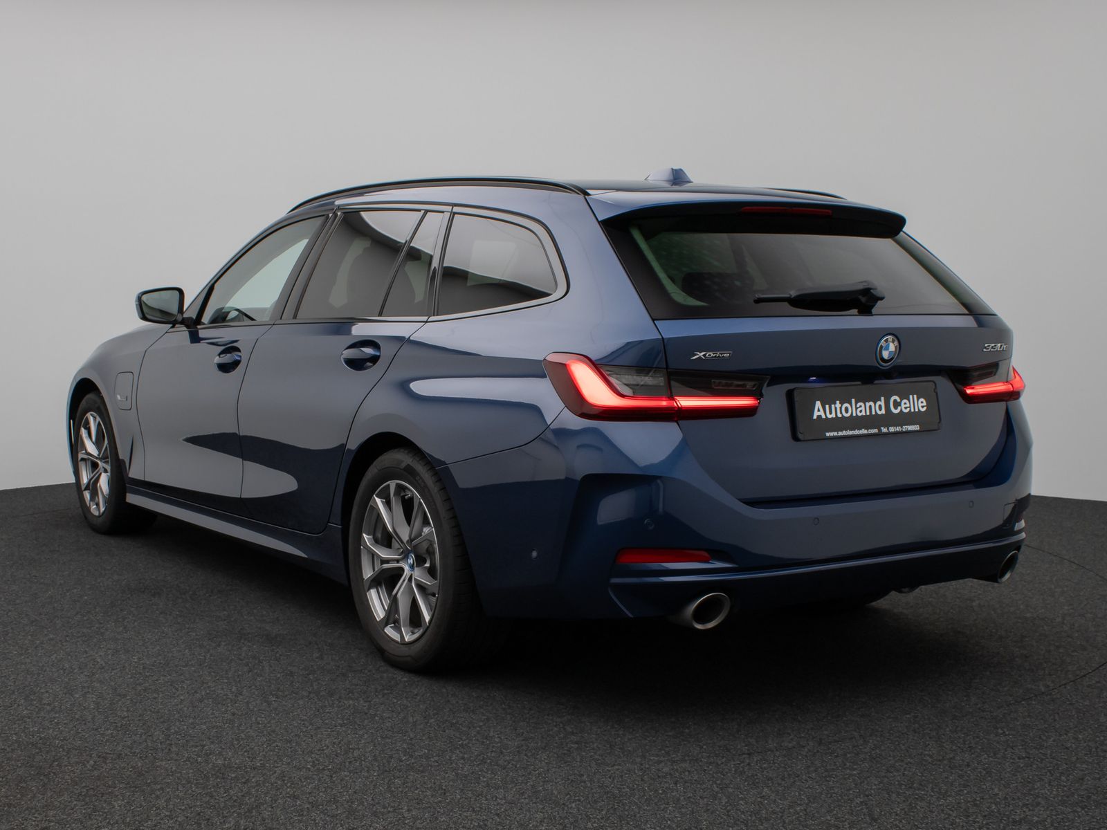 Fahrzeugabbildung BMW 330e xD Kamera HUD DAB HiFi Stop&Go AHK Sport