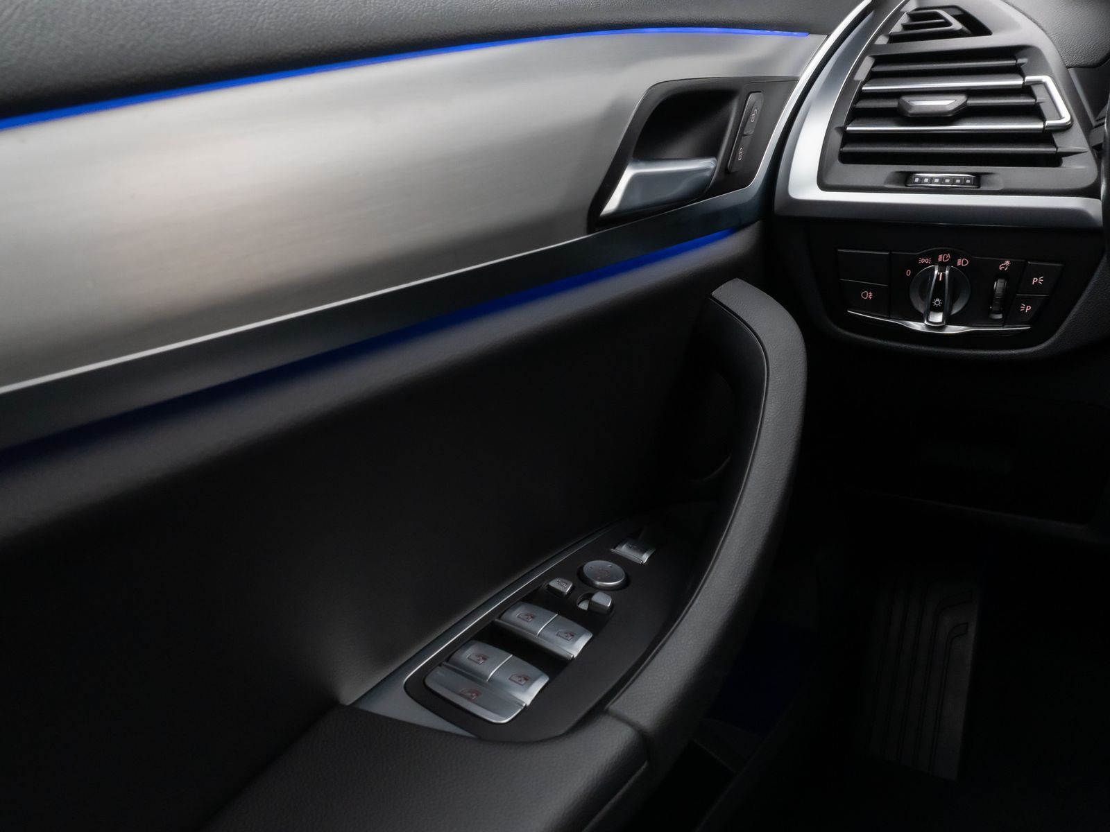 Fahrzeugabbildung BMW X3 xD30d 360°Laser HUD HiFi AHK Komfort Sport