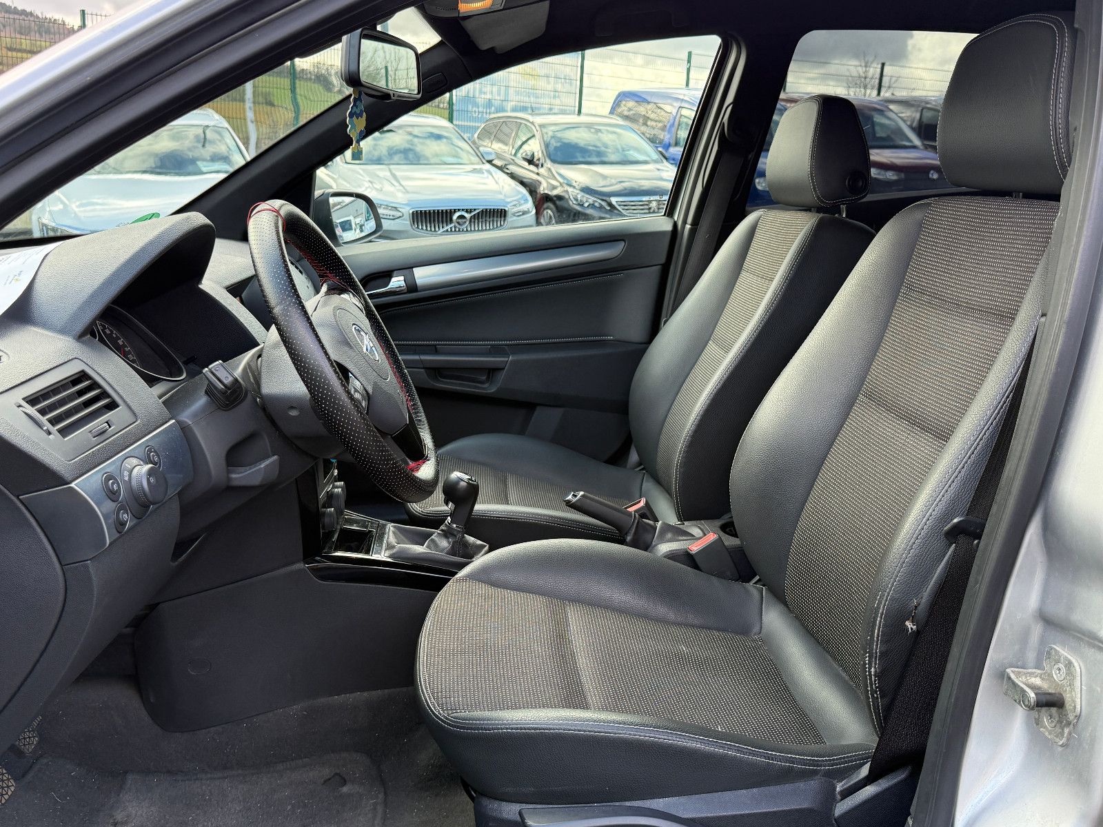 Fahrzeugabbildung Opel Astra H 1.9 CDTI Lim. Innovation "110 Jahre" PDC