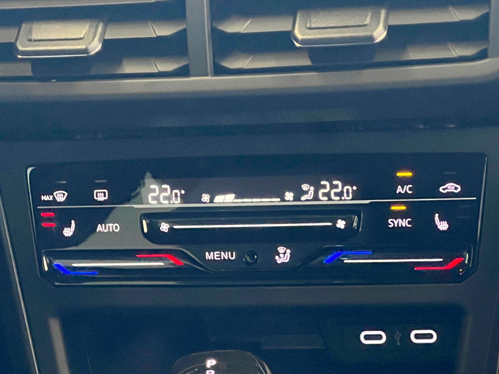 Fahrzeugabbildung Volkswagen Taigo R-Line 1.5 TSI DSG *AHK, Navi, "IQ.DRIVE"*