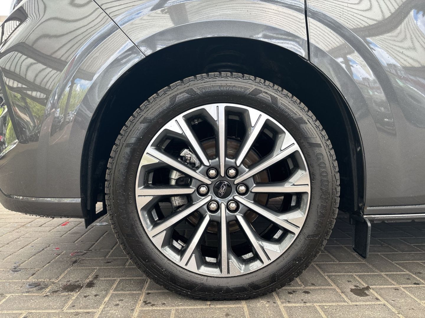 Fahrzeugabbildung Ford Tourneo Custom Bus 320 L1 Titanium X AWD AT Lede