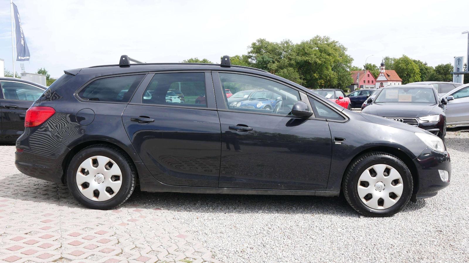Opel Astra 2011 — rear view
