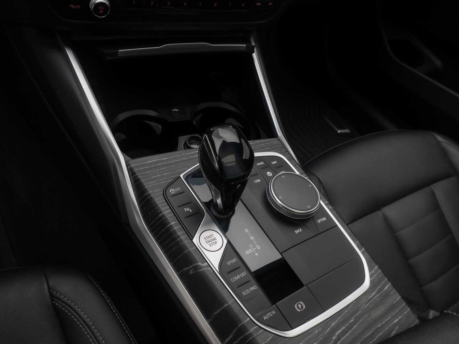 Fahrzeugabbildung BMW 330d xD Luxury Line HUD DAB Kamera AHK Panorama