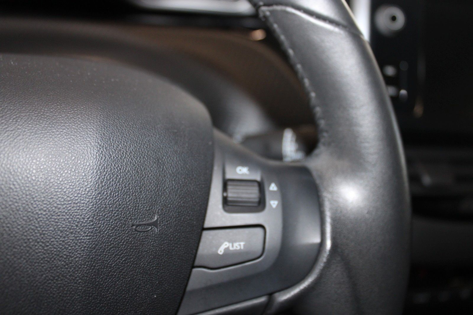 Fahrzeugabbildung Peugeot 208 Signature 110 Aut. Klimaauto PANO SHZ Allwet