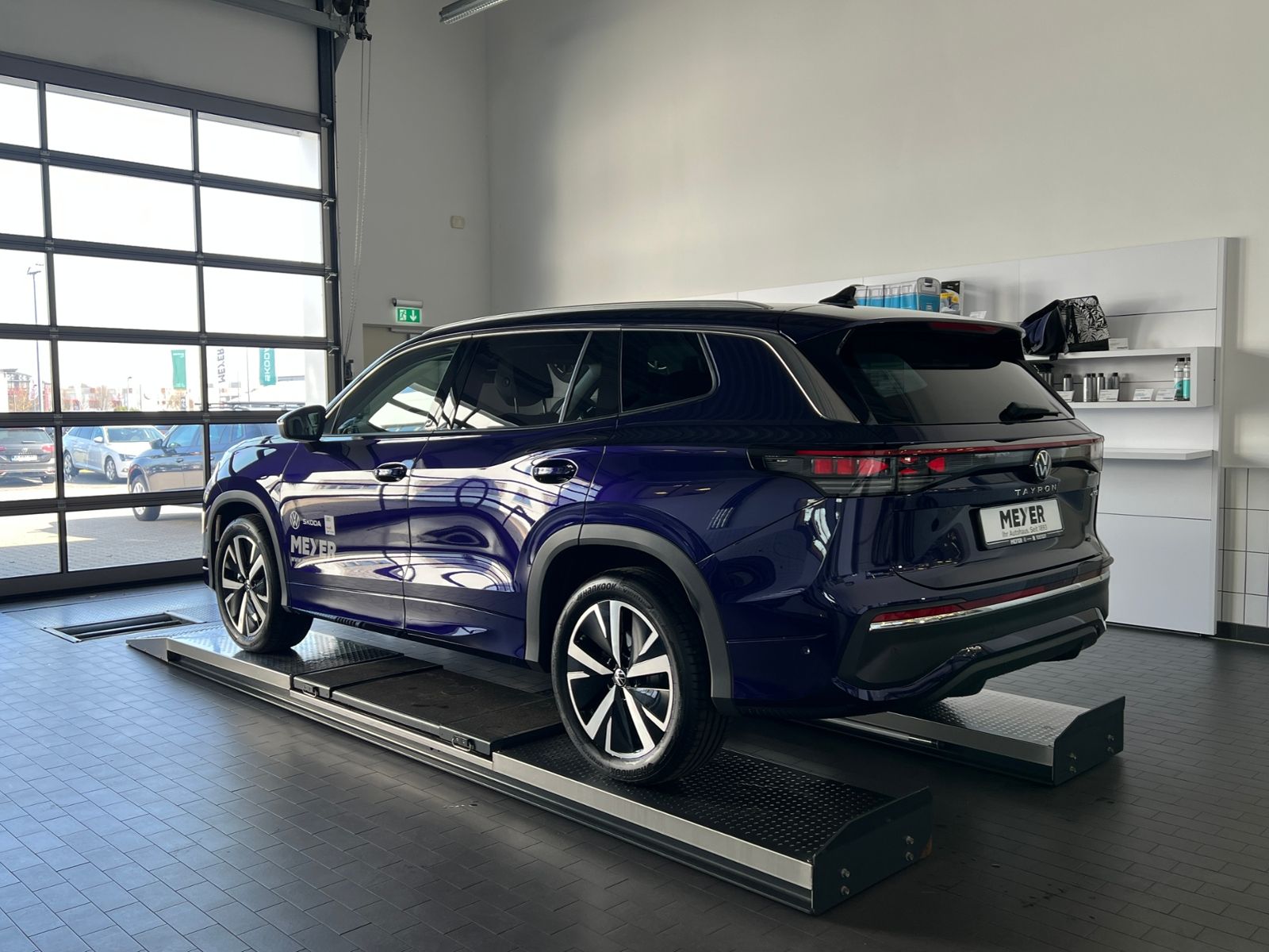 Fahrzeugabbildung Volkswagen Tayron Elegance 1.5 eTSI DSG *AHK, LED, 7-Sitze,