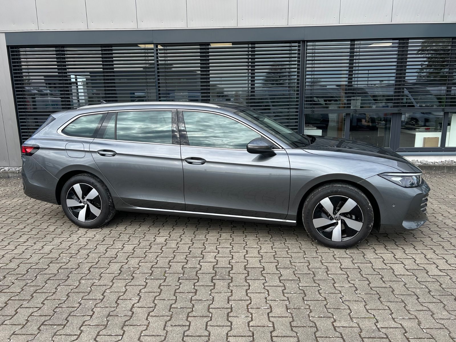 Fahrzeugabbildung Volkswagen Passat Variant 1.5 eTSI  Business DSG Navi