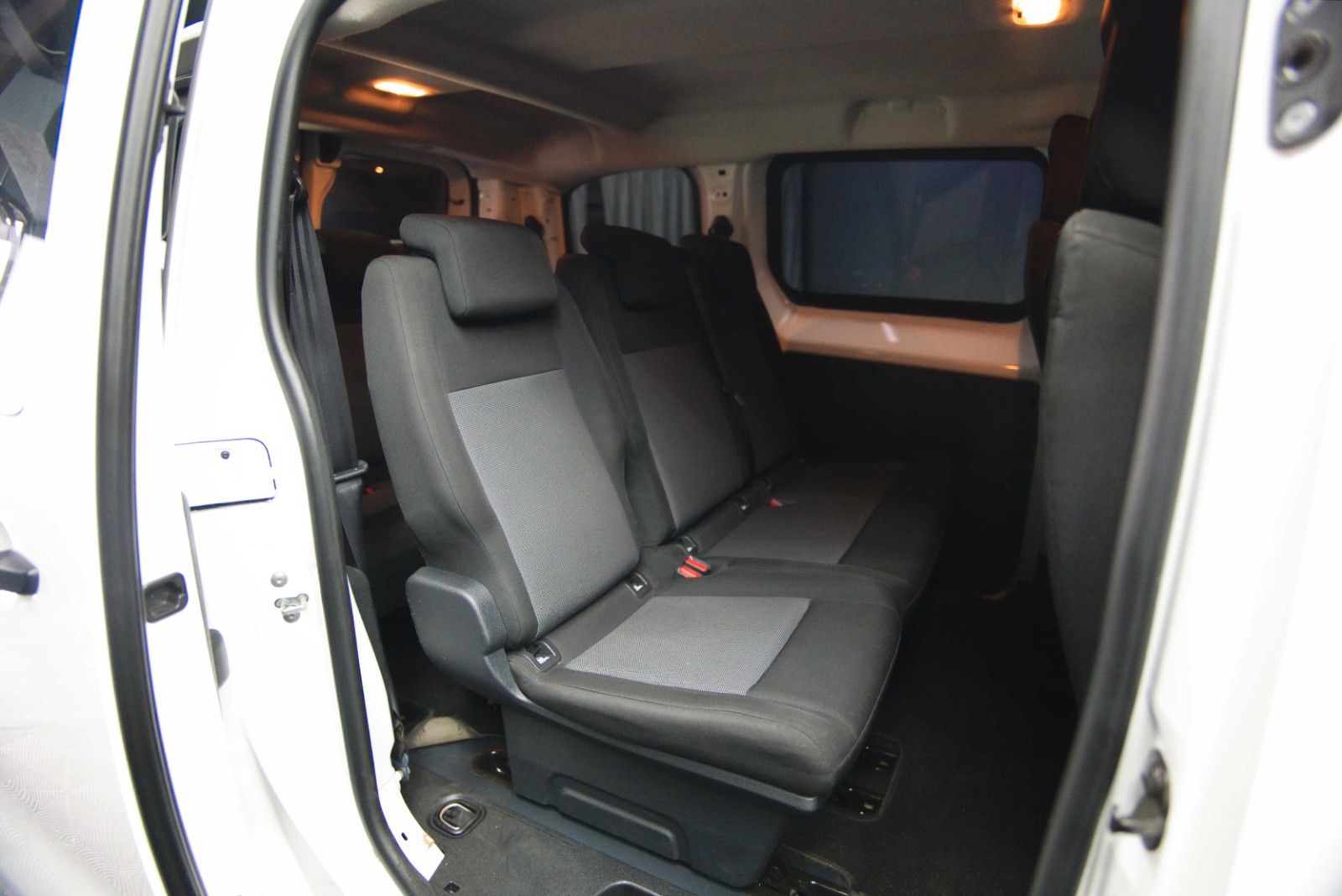 Fahrzeugabbildung Opel Vivaro Kombi S | 9 Sitze | Klima | DAB | TÜV NEU