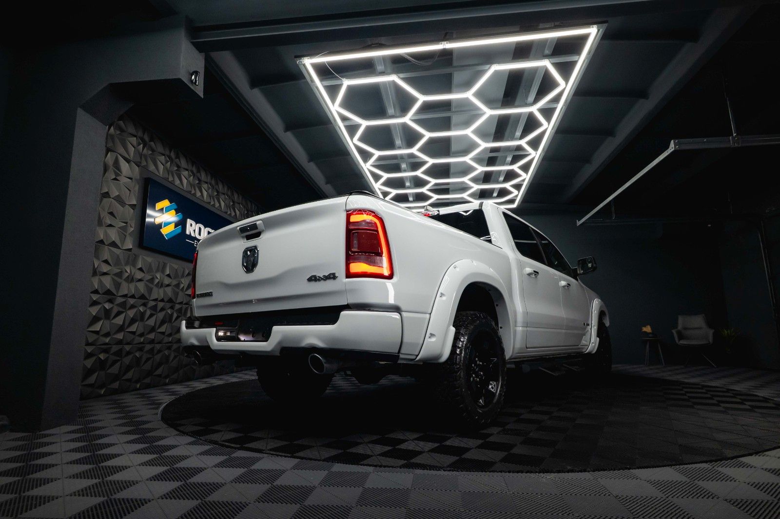 Fahrzeugabbildung Dodge RAM 5.7 V8 HEMI 4x4 OFFROAD Night-Paket *LED*19%