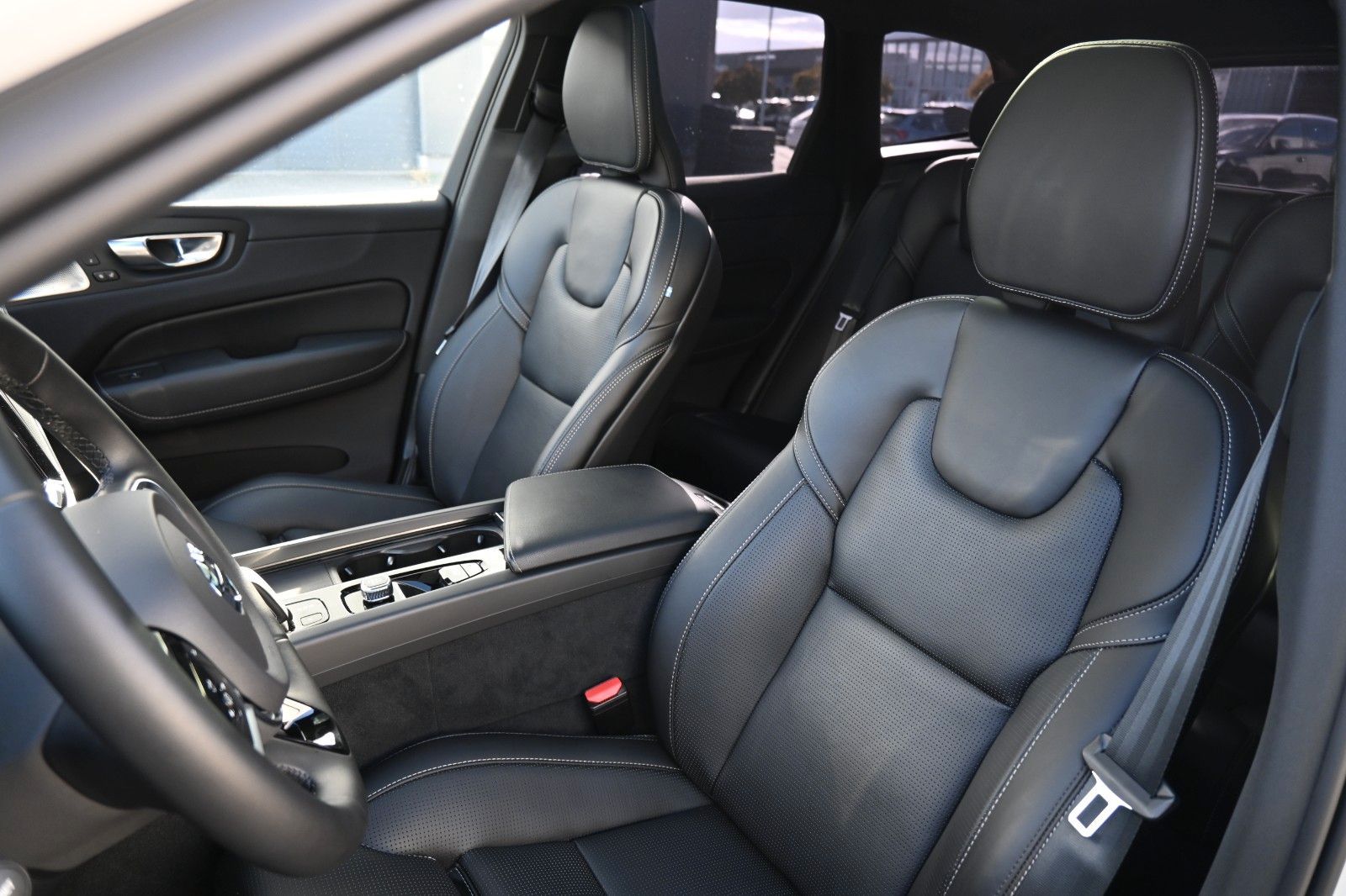 Fahrzeugabbildung Volvo XC60 T8 R Design PHEV MAPS*Luft*B&W*STHZG*HUD*