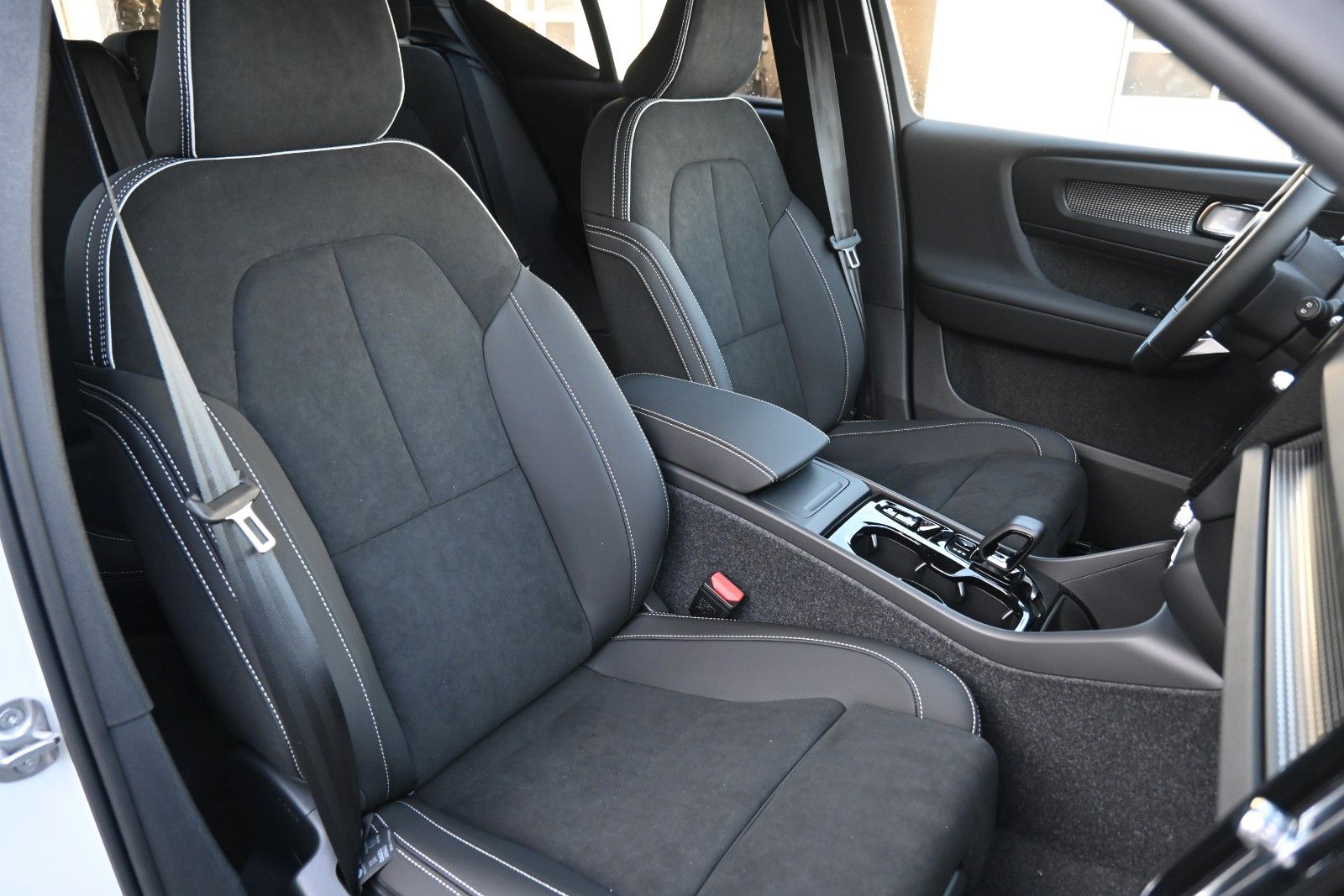 Fahrzeugabbildung Volvo XC40 B4 DKG Plus Black Edition*STDHZG*360*ACC