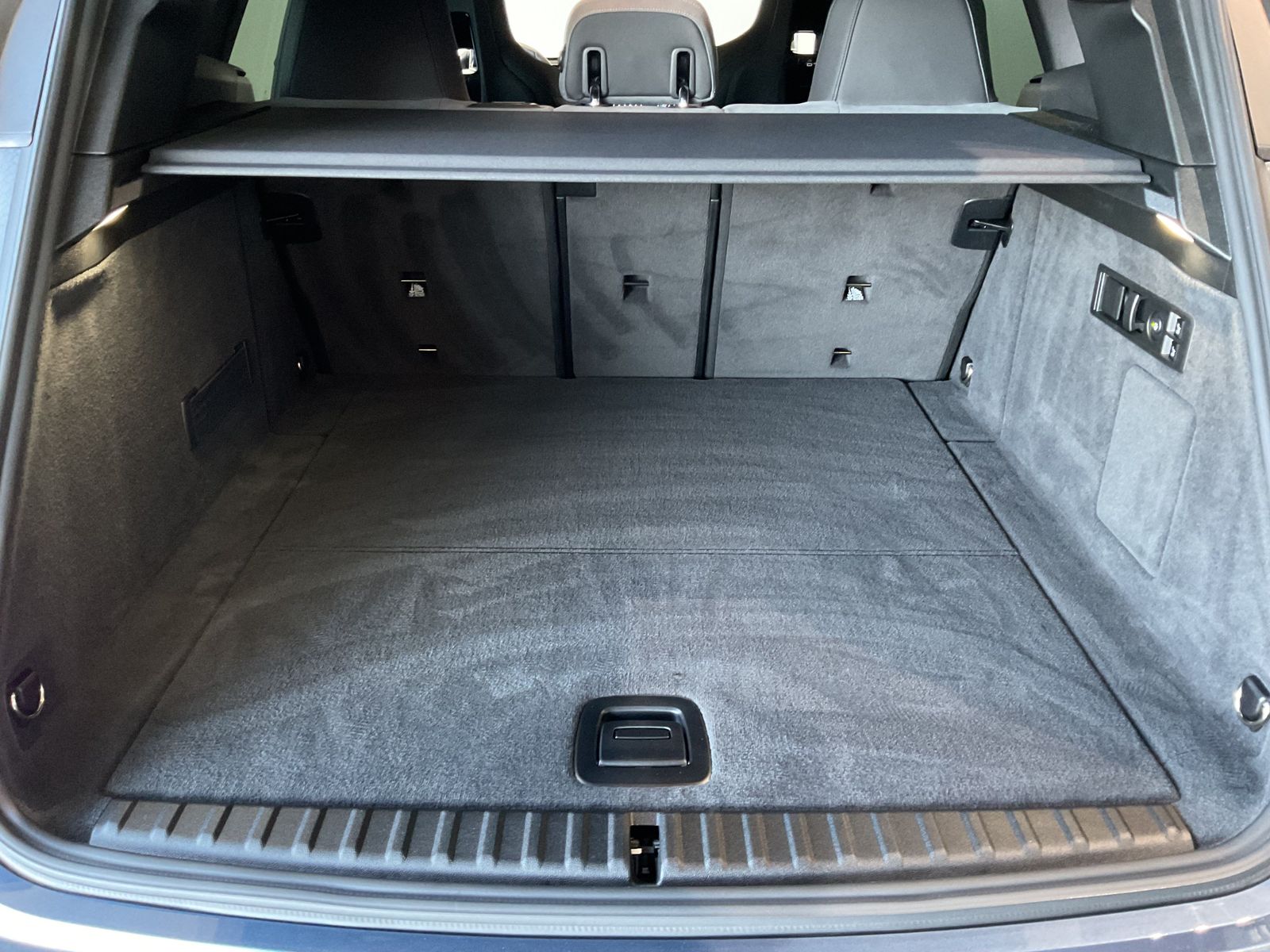 Fahrzeugeinzelansicht 14 Fahrzeugabbildung BMW iX xDrive60 |2-Achs Luftfed. |Sitzbelüft. |M Spo