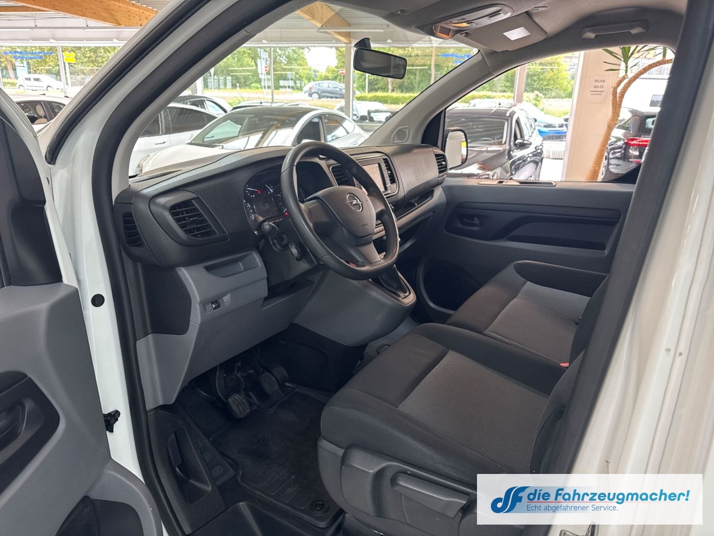 Fahrzeugabbildung Opel Vivaro Kombi L 1.5 D EU6d Apple CarPlay Android
