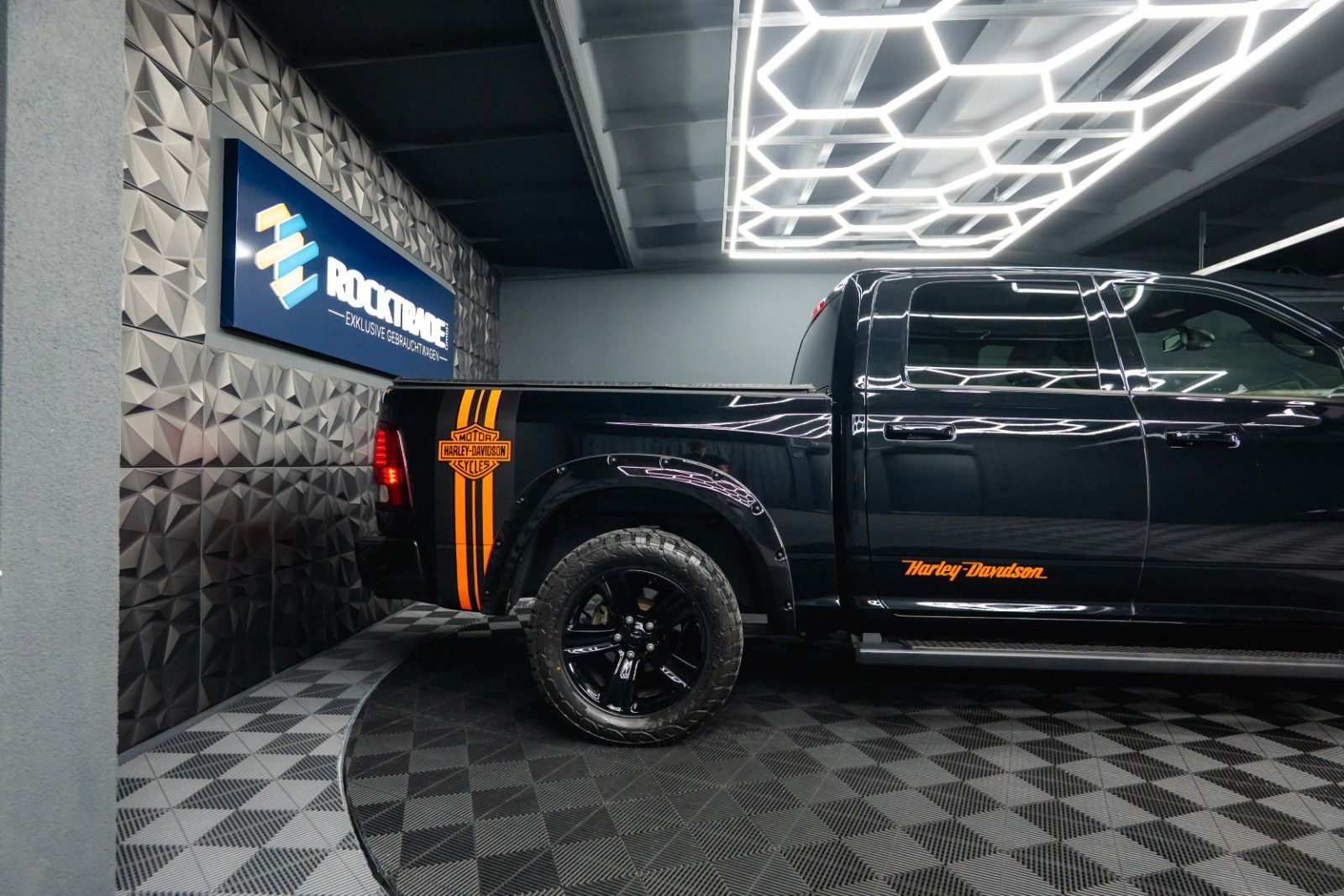 Fahrzeugabbildung Dodge RAM 5.7 V8 HEMI 4x4 OFFROAD Night HarleyDavidson