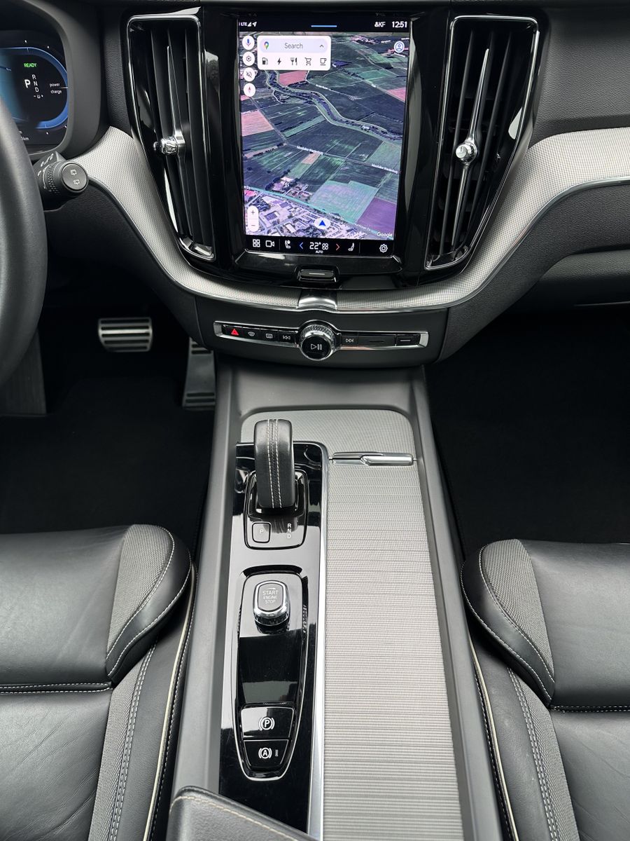 Fahrzeugabbildung Volvo XC60 T6 AWD R-Design NAV+LED+AHK+360°+H&K+PANO