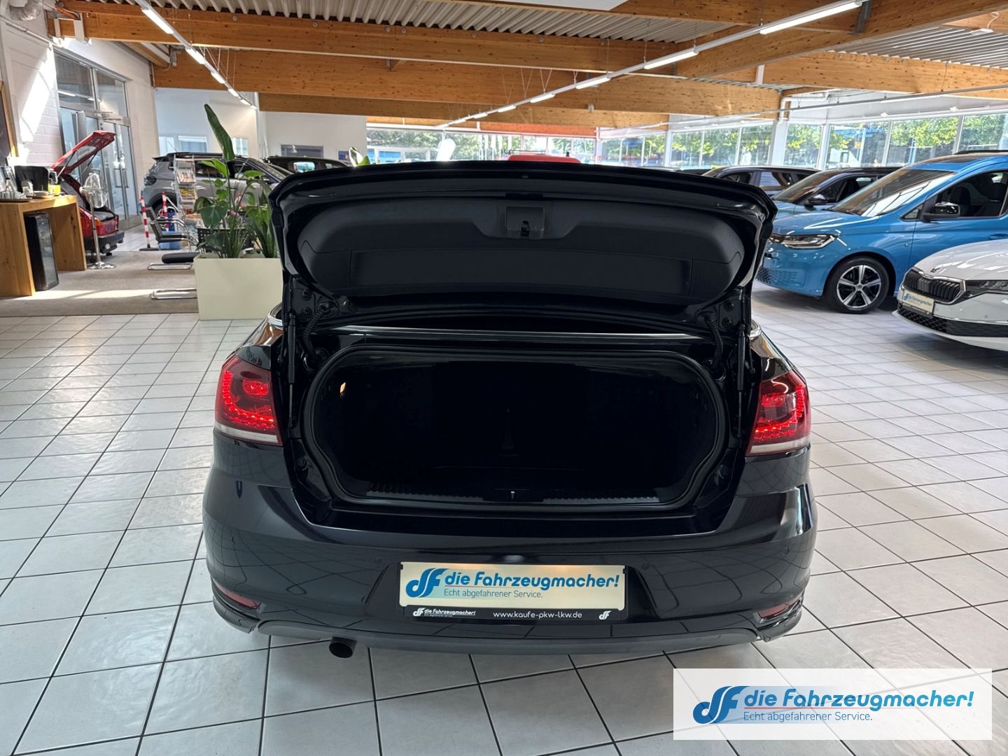 Fahrzeugabbildung Volkswagen Golf VI Cabriolet Lounge BMT Navi Dyn. Kurvenlic