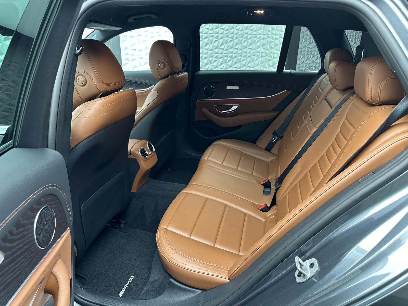 Fahrzeugabbildung Mercedes-Benz E 400d AMG/4MATIC/DISTRO/STDHZ/9G/AHK/360°/MBUX