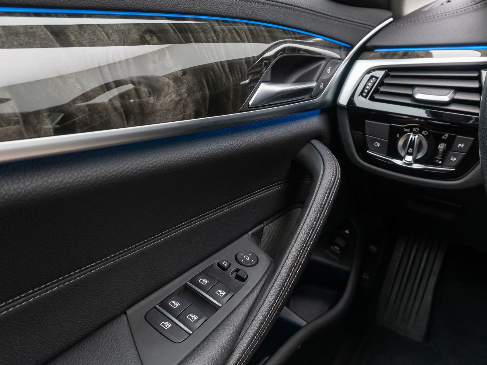 Fahrzeugabbildung BMW 530e xD LuxuryLine Panorama Laser Kamera HUD H/K