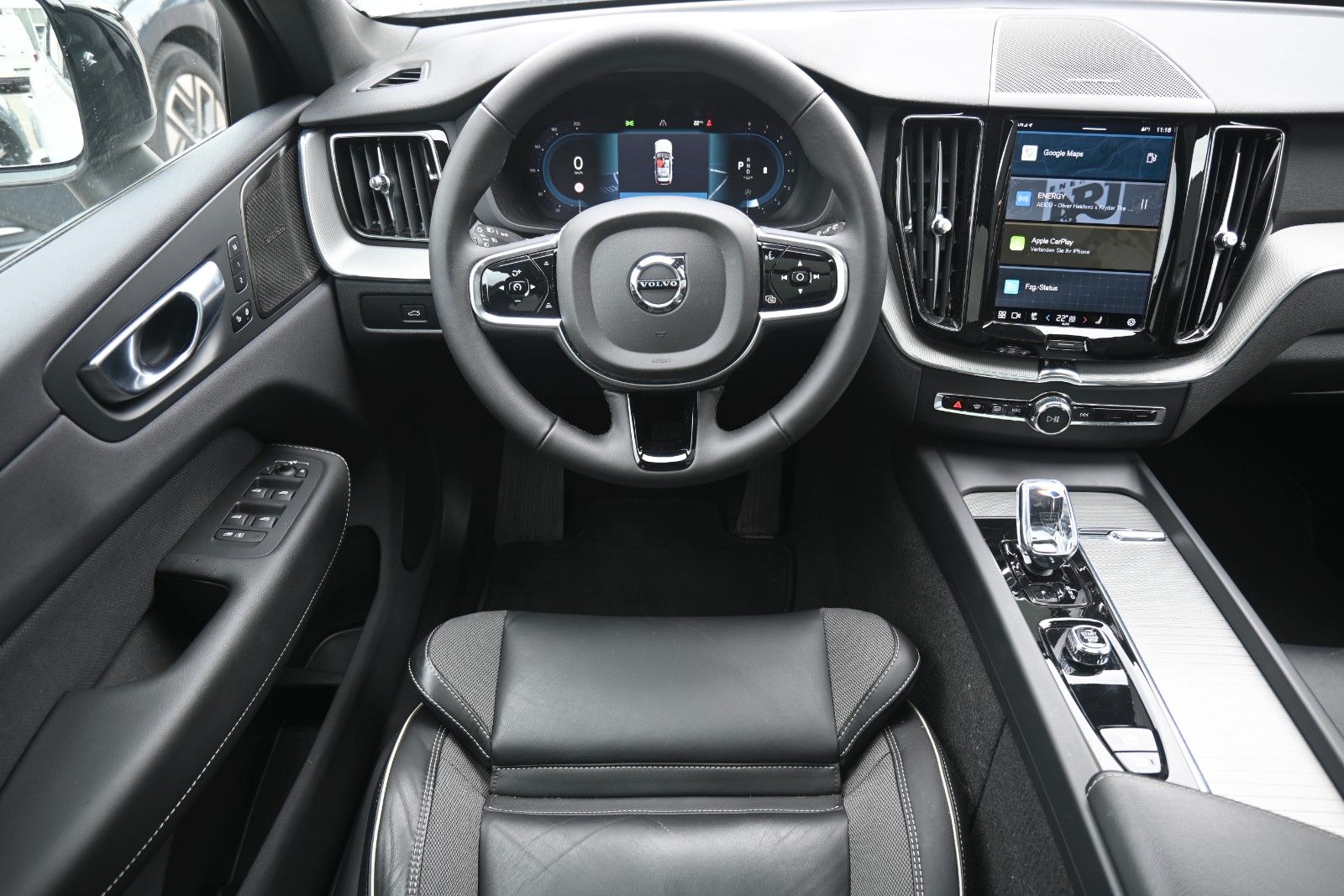 Fahrzeugabbildung Volvo XC60 B4 Benzin FWD Plus Dark*STHZG*360°*ACC*AHK