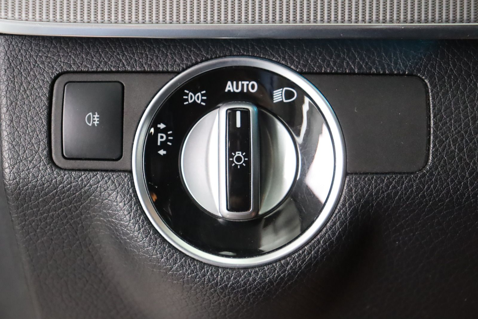 Fahrzeugabbildung Mercedes-Benz E 200 BlueTEC * LED * Navi * HU 03.2028 Avantgar