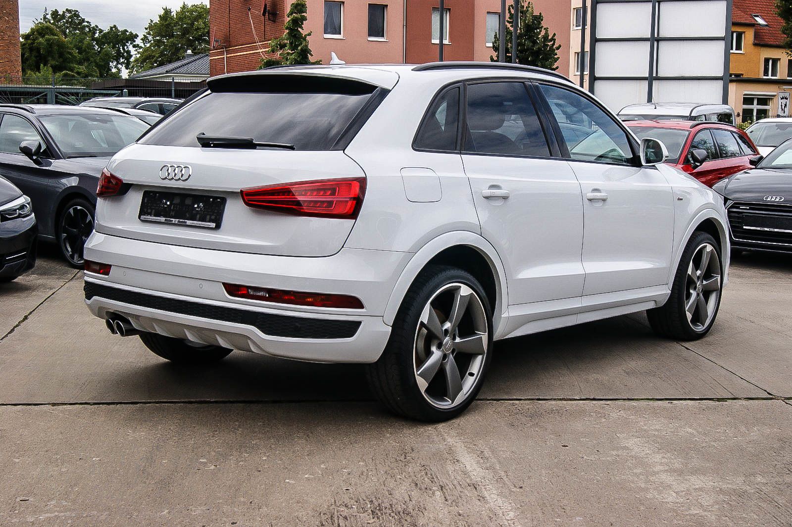 Fahrzeugabbildung Audi Q3 14TSI S-tronic S-LINE PLUS 20-ZOLL PANO BOSE